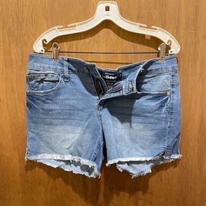 Dollhouse frayed bottom denim shorts